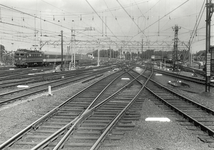 502539 Gezicht op het emplacement aan de noordzijde van het N.S.-station Utrecht C.S. te Utrecht, met links een ...